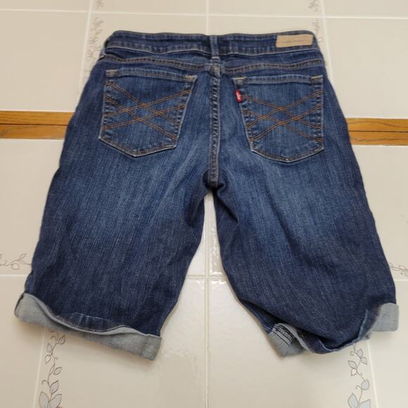 Levi Womens 515 Bermuda Blue Denim Jean Shorts Size 6 Cuffed Hem - Picture 10 of 11